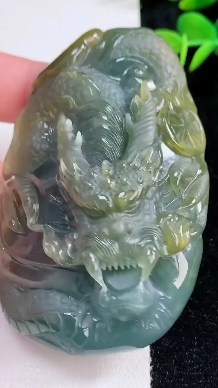 天然A货翡翠双彩龙牌吊坠，尺寸77-50-17.3，重量:105.20g
12月17日