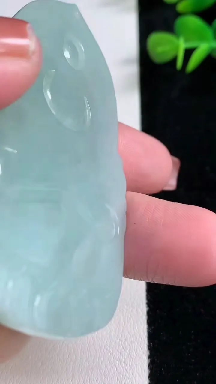 天然A货翡翠观音菩萨吊坠，尺寸70.2-38.6-5.5，重量:34.37g
12月17日