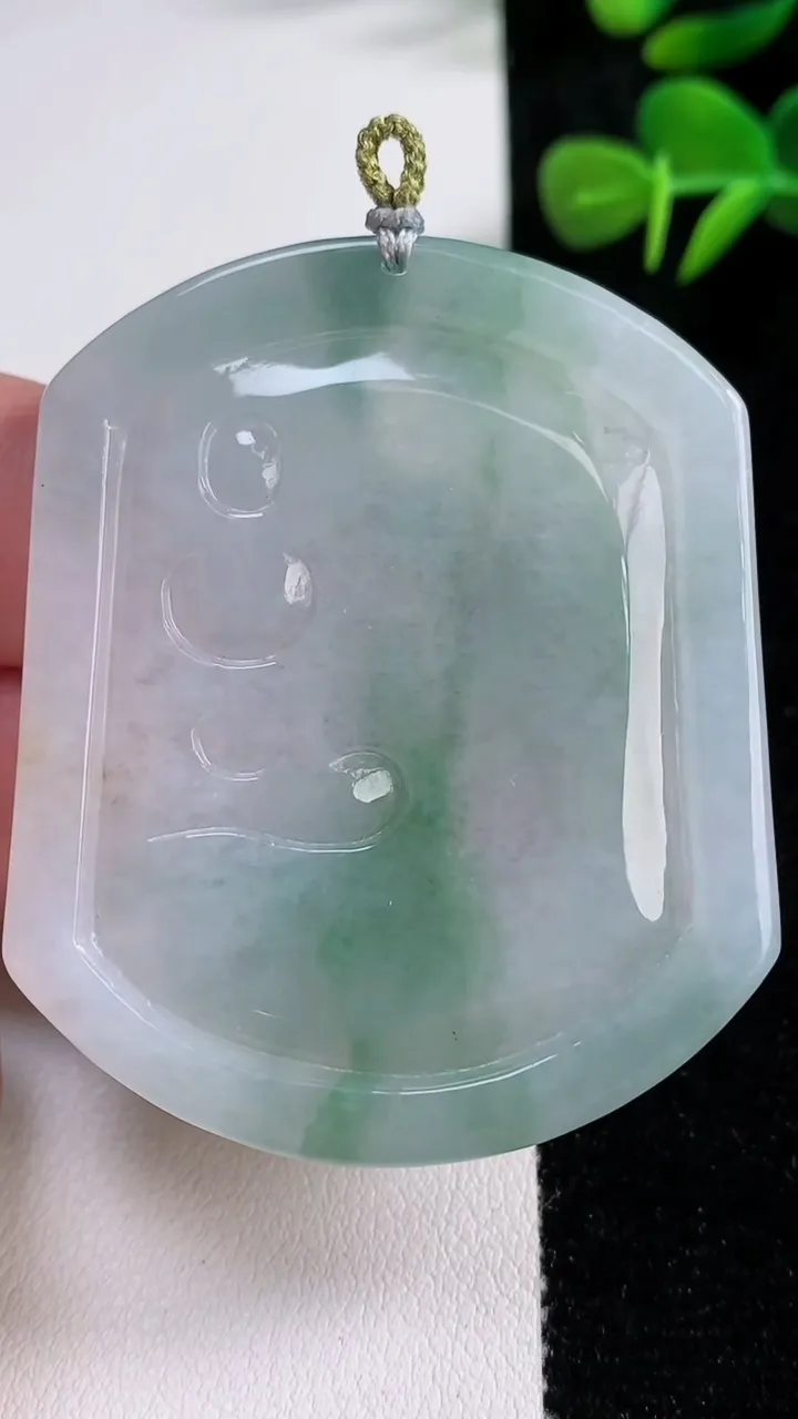 天然A货翡翠虚空藏菩萨吊坠，尺寸55-46-5.7，重量:31.89g
12月17日