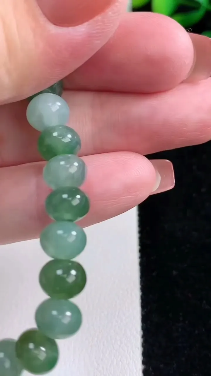 天然A货翡翠算盘珠手串，尺寸8.2-6-30颗，重量:23.45g12月17日
工厂直销收藏佳品,种好水足，色泽均匀，有种有色，上手高大气！