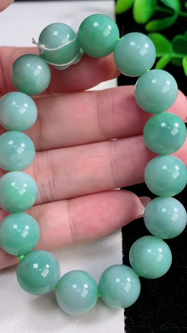 天然A货翡翠圆珠手串，尺寸12.4-16颗，重量:52.08g12月17日
工厂直销收藏佳品,种好水足，色泽均匀，有种有色，上手高大气！