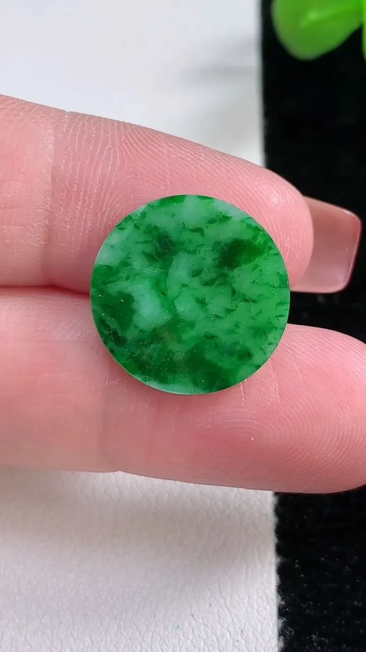 天然A货翡翠无事牌镶嵌件，尺寸18-1.8，重:1.26g
12月17日