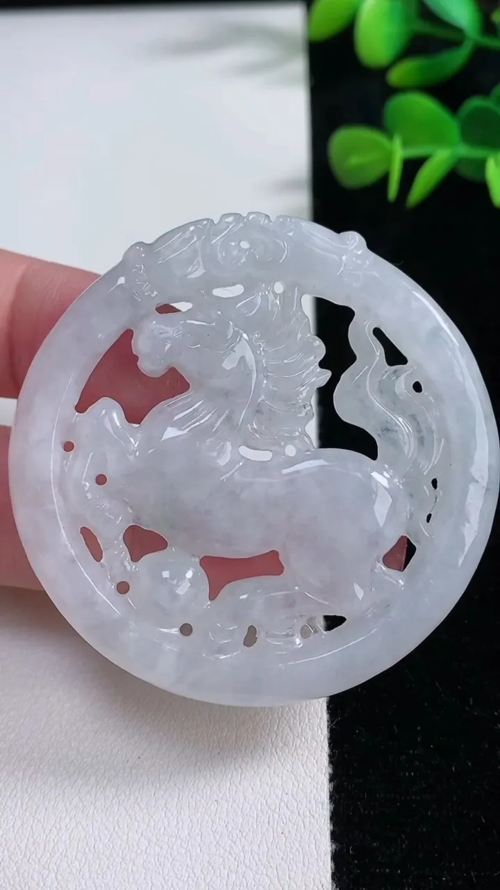 天然A货翡翠生肖马吊坠，尺寸53.3-6，重量:27.74g
12月17日