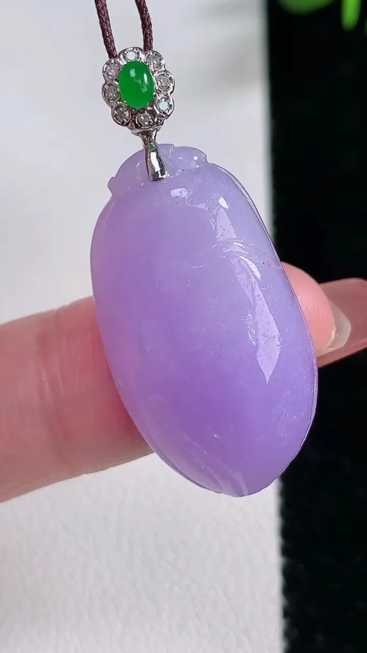 天然A货翡翠18K金紫罗兰福瓜吊坠，尺寸57.5-15.5-6.8，重:5.90g
12月17日