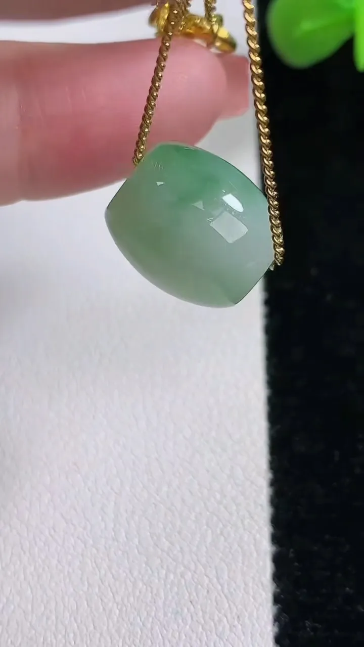 天然A货翡翠路路通吊坠，尺寸15.2-13.5，重:4.76g
12月17日