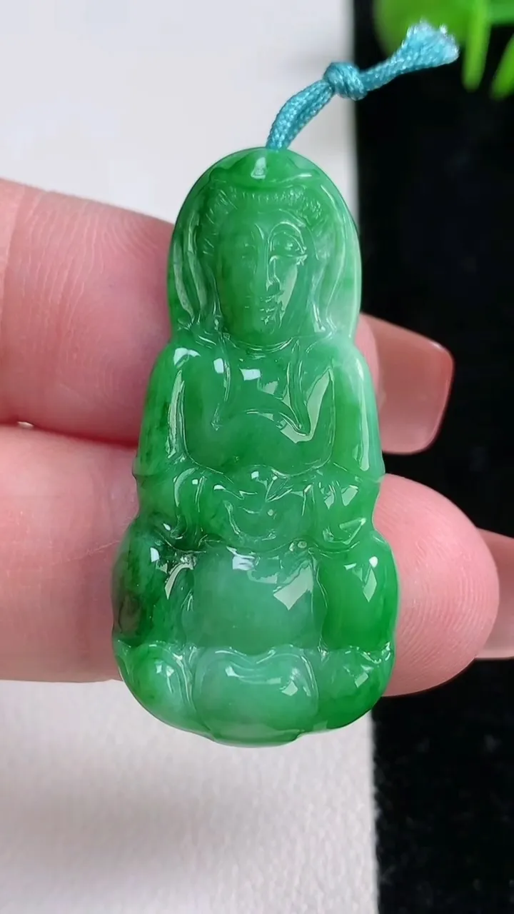 天然A货翡翠观音菩萨吊坠，尺寸39-18.8-4.5，重量:5.83g
12月17日