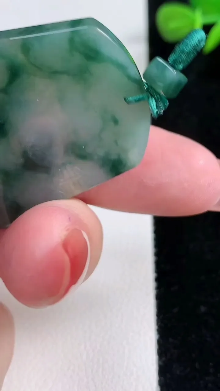 天然A货翡翠冰种飘花无事牌吊坠，尺寸39.6-33.8-4，重量:15.46g
12月17日