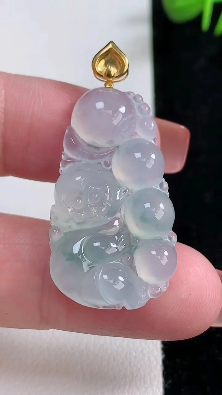 天然A货翡翠种飘花生肖猴吊坠，尺寸33.8-19.3-4.5，重量:5.37g
12月17日