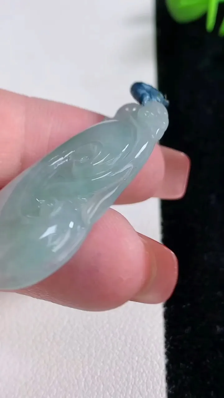 天然A货翡翠如意吊坠，尺寸39-20-4.8，重量:7.20g
12月17日