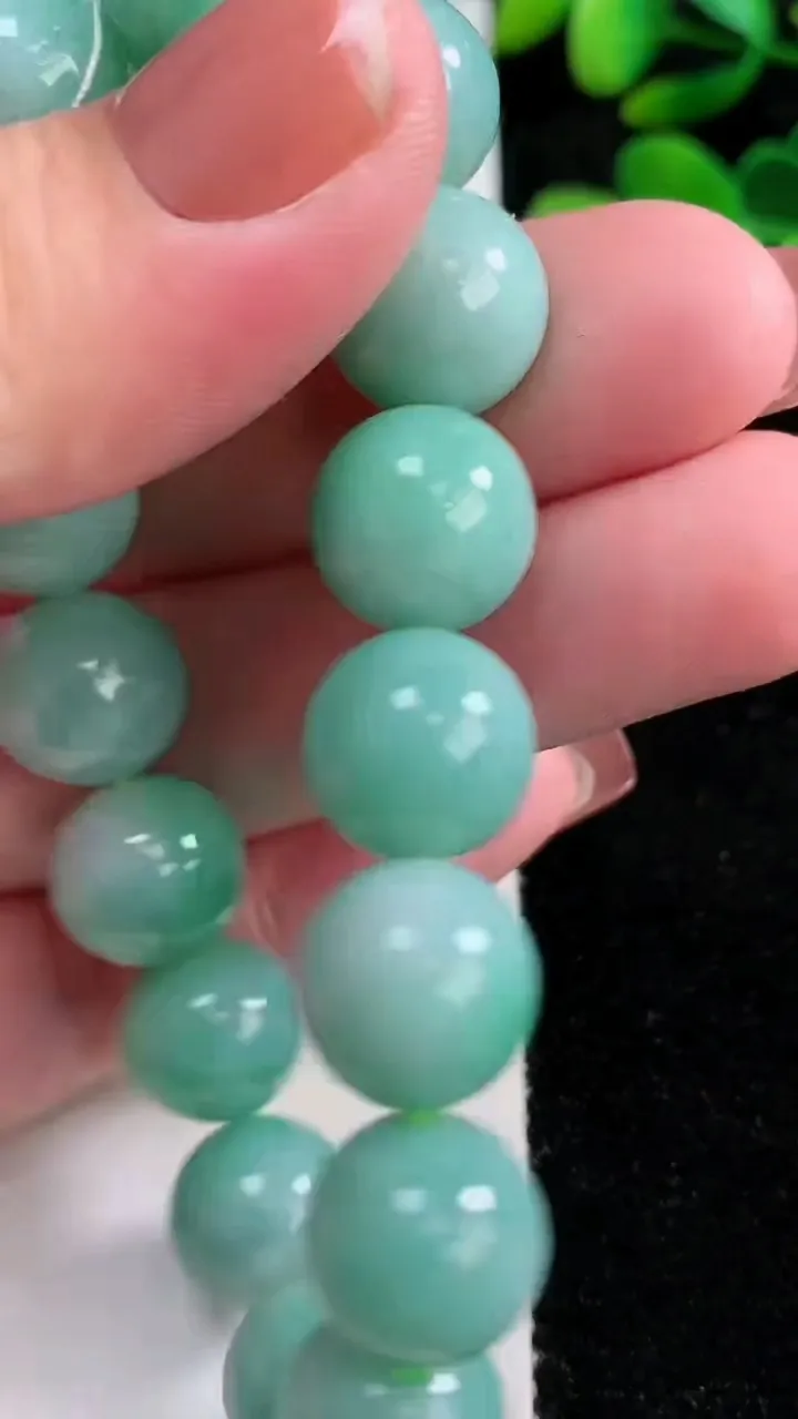 天然A货翡翠圆珠手串，尺寸12.4-16颗，重量:52.08g12月17日
工厂直销收藏佳品,种好水足，色泽均匀，有种有色，上手高大气！