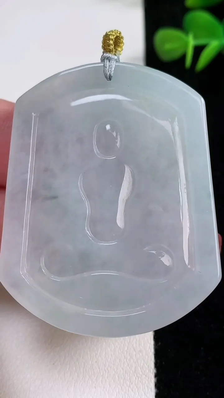 天然A货翡翠千手观音吊坠，尺寸52.3-42-5.5，重量:29.06g
12月17日