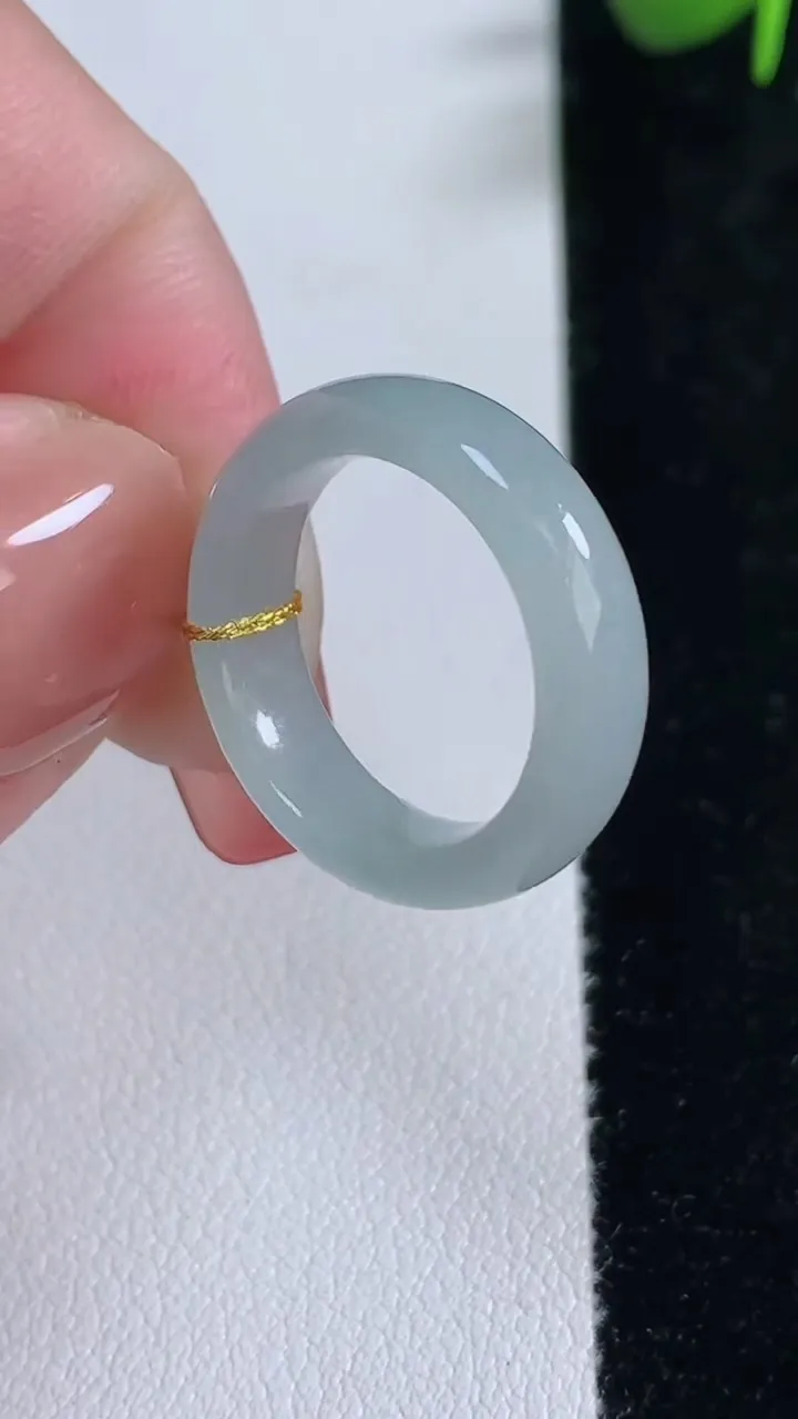 天然A货翡翠冰种飘花指环戒指，尺寸16.4-5.5-3.2，重量:3.23g2025年12月17日
工厂直销收藏佳品,种好水足，色泽均匀，有种有色，上手高大气！