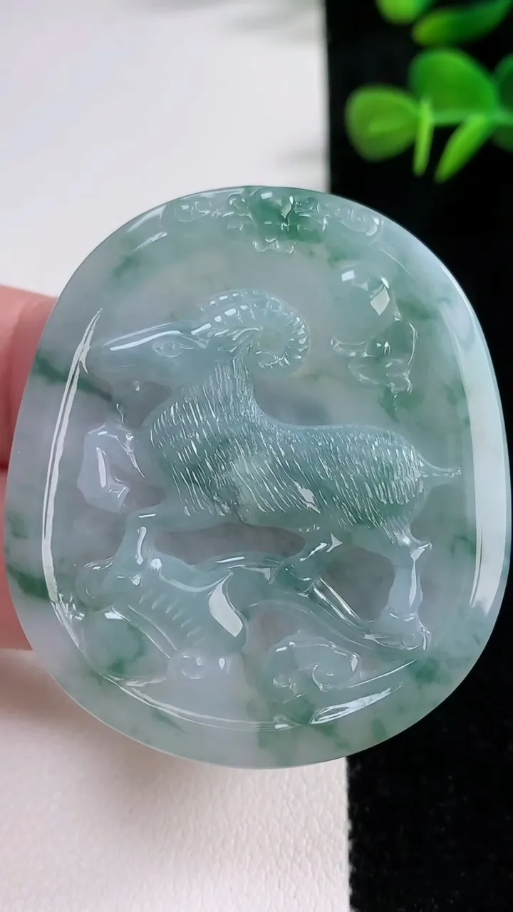 天然A货翡翠冰种飘花生肖羊吊坠，尺寸50.8-44-4.6，重量:20.38g
12月17日