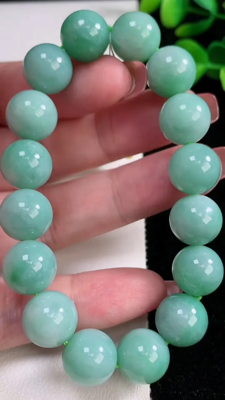 天然A货翡翠圆珠手串，尺寸12.4-16颗，重量:52.08g12月17日
工厂直销收藏佳品,种好水足，色泽均匀，有种有色，上手高大气！