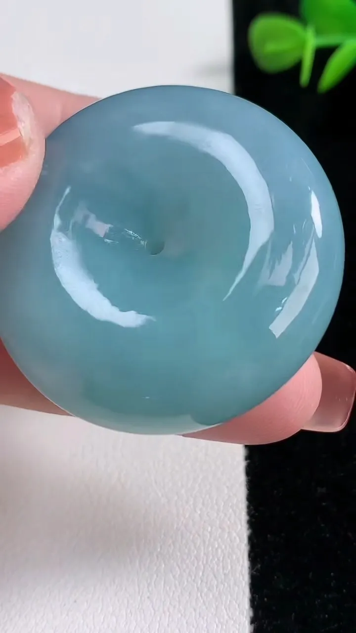 天然A货翡翠紫罗兰平安扣吊坠，尺寸39.8-12.6，重量:43.08g
12月17日