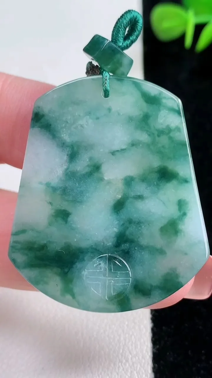 天然A货翡翠冰种飘花无事牌吊坠，尺寸39.6-33.8-4，重量:15.46g
12月17日