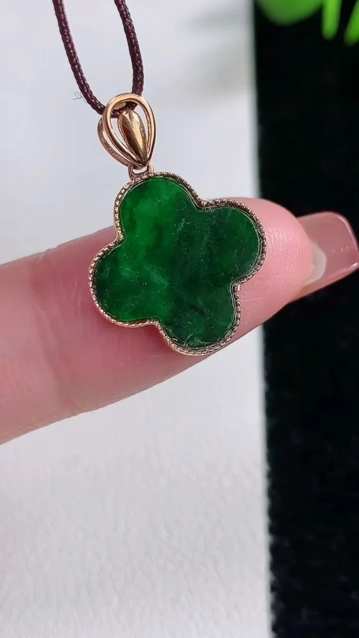 天然A货翡翠四叶草吊坠，尺寸21-15-2，重:1.11g
12月17日