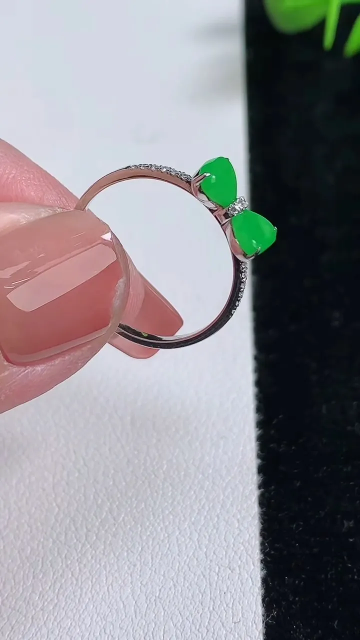 天然A货翡翠蝴蝶戒指，尺寸17-10-6.5-3.3，重量:1.70g2025年12月17日
工厂直销收藏佳品,种好水足，色泽均匀，有种有色，上手高大气！
