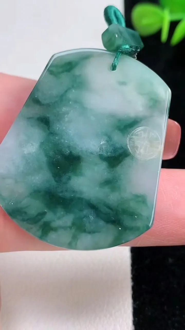 天然A货翡翠冰种飘花无事牌吊坠，尺寸39.6-33.8-4，重量:15.46g
12月17日