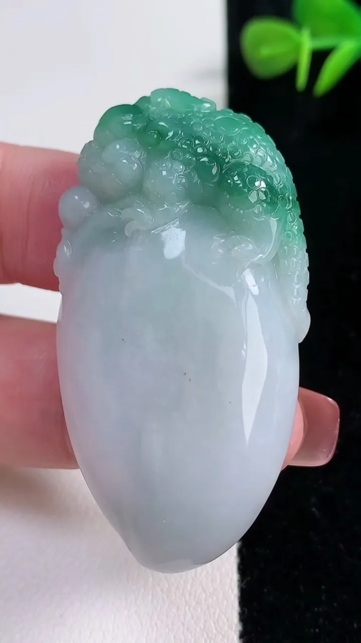 天然A货翡翠寿桃吊坠，尺寸52.7-28.3-5.6，重量:25.94g
12月17日