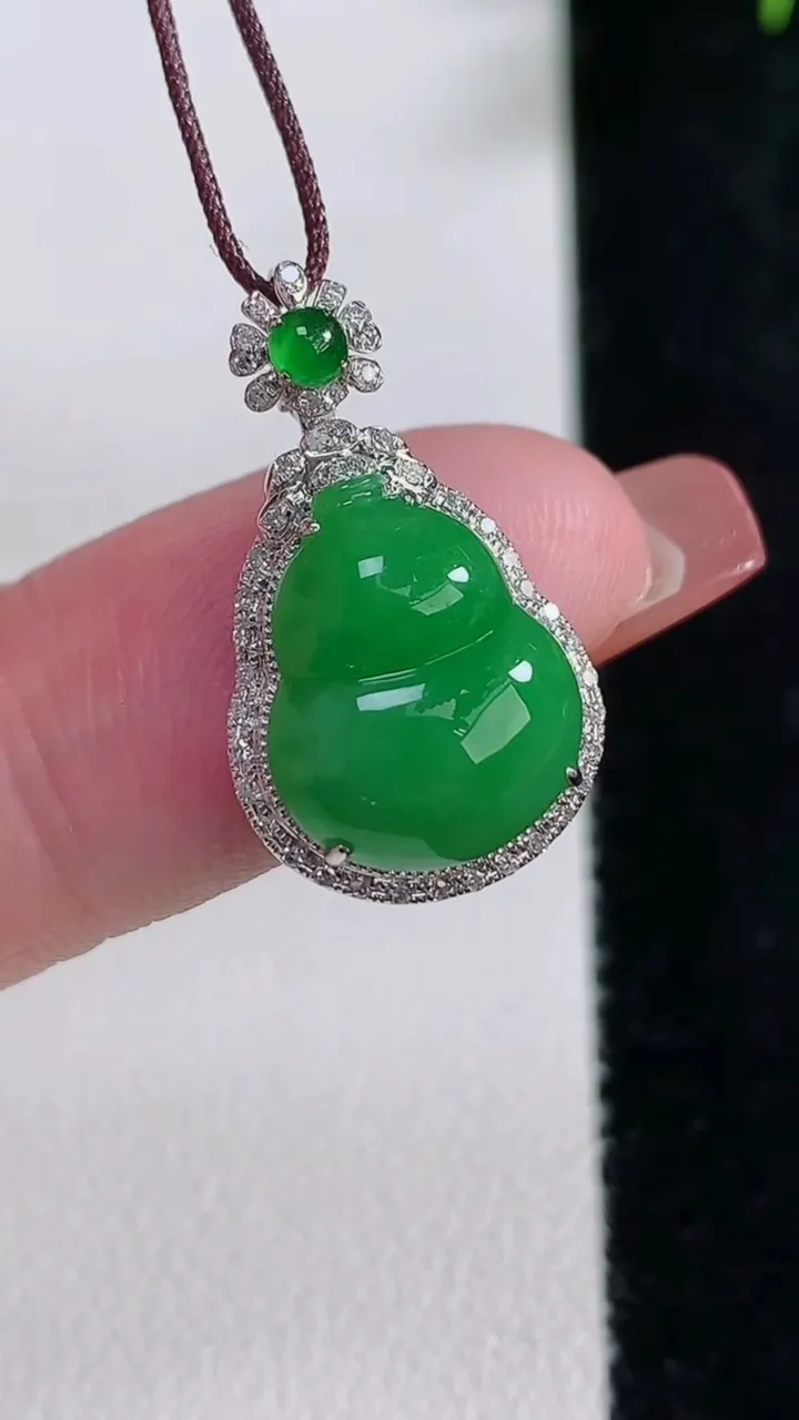 天然A货翡翠葫芦吊坠，尺寸22.6-13.2-7.7，裸石13.3-11.2重量:2.69g
12月