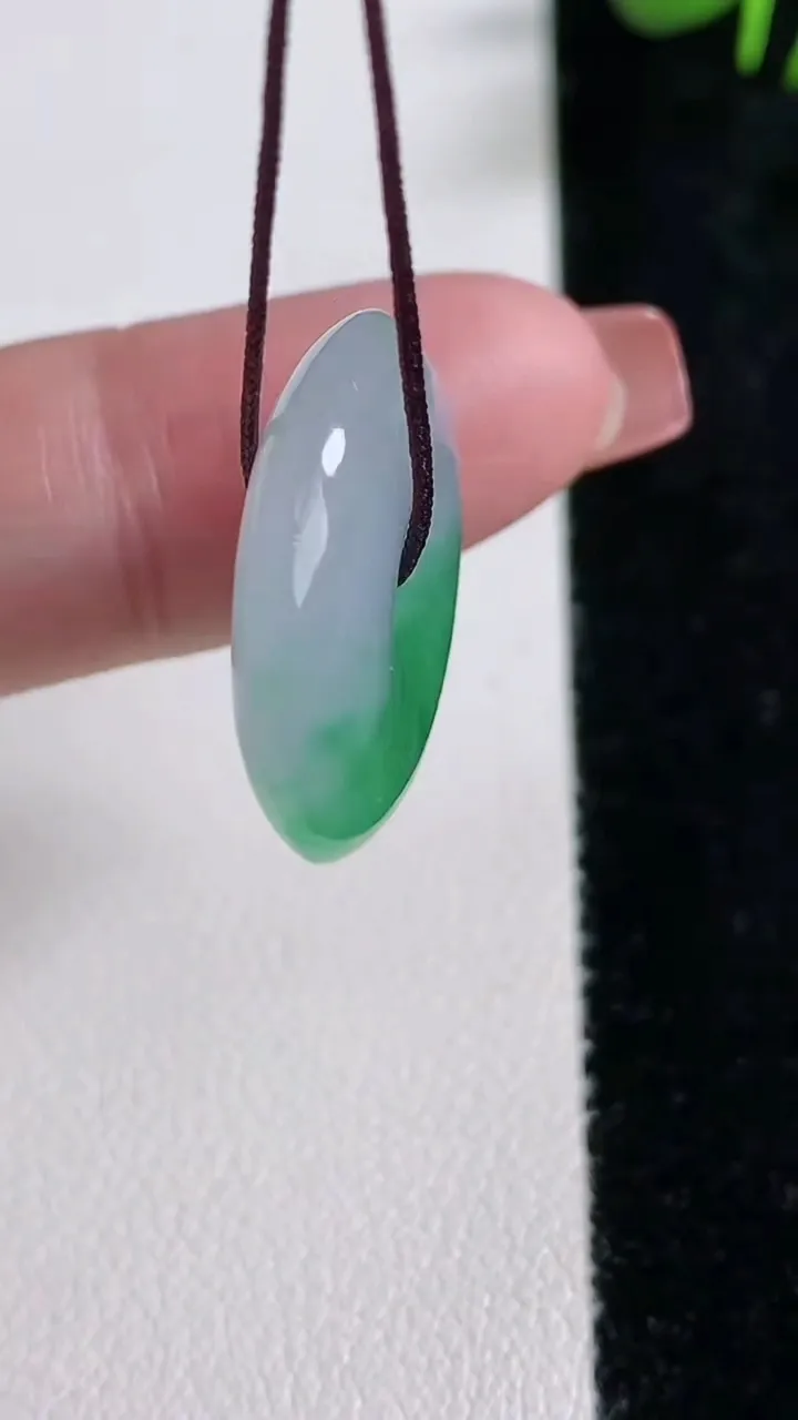天然A货翡翠平安扣吊坠，尺寸22-5.7，重量:5.73g
12月17日