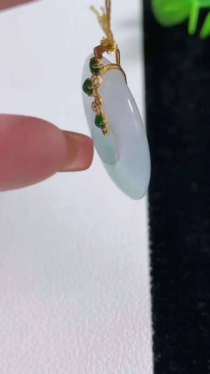 天然A货翡翠平安扣吊坠，尺寸24-4，重量:5.06g
12月17日