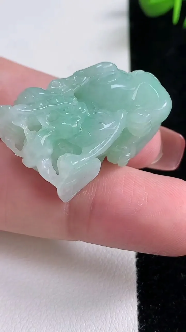 天然A货翡翠貔貅吊坠，尺寸29.2-14.8-21.2，重量:17.44g
12月17日