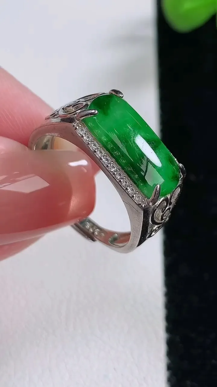 天然A货翡翠马鞍戒指，尺寸14.5-6.2，重:0.39g2025年12月17日
工厂直销收藏佳品,