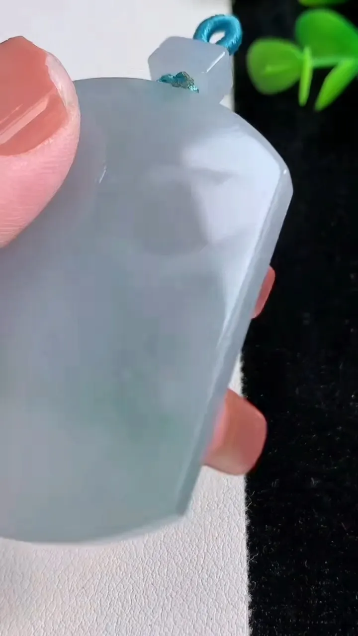 天然A货翡翠无事牌吊坠，尺寸54-40-5.8，重量:39.48g
12月17日