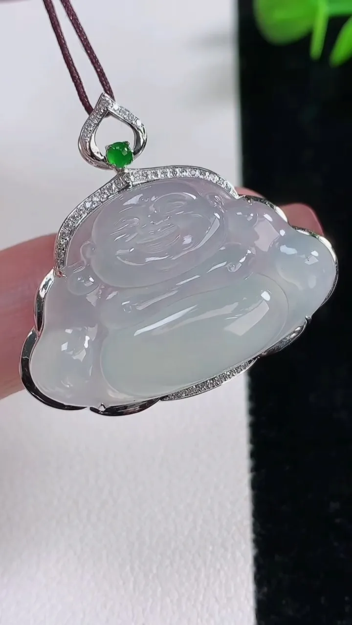 天然A货翡翠种白冰佛公吊坠，尺寸30.8-33.6-7.5，裸石19.5-31.2重量:6.05g
