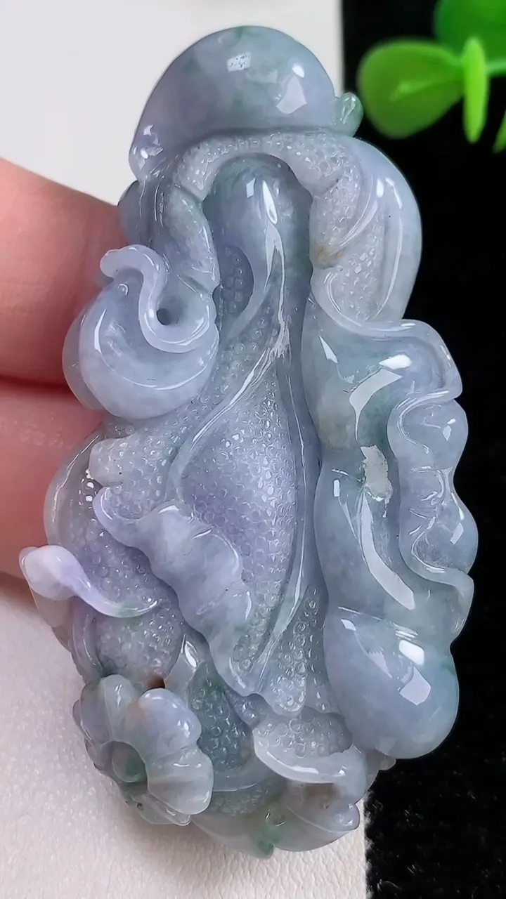 天然A货翡翠紫罗兰白菜吊坠，尺寸69-35-11.5，重:44.01g
12月17日