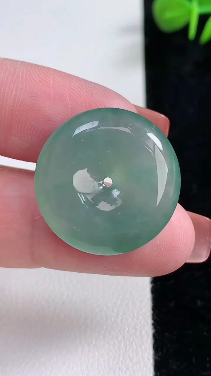 天然A货翡翠平安扣吊坠，尺寸24-5.5，重量:6.58g
12月17日