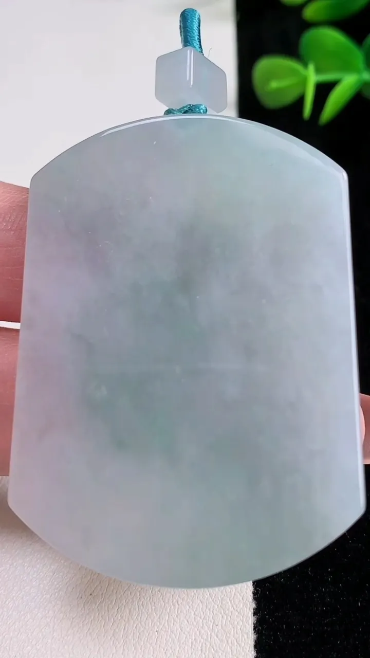 天然A货翡翠无事牌吊坠，尺寸54.4-40.3-5.4，重量:36.28g
12月17日