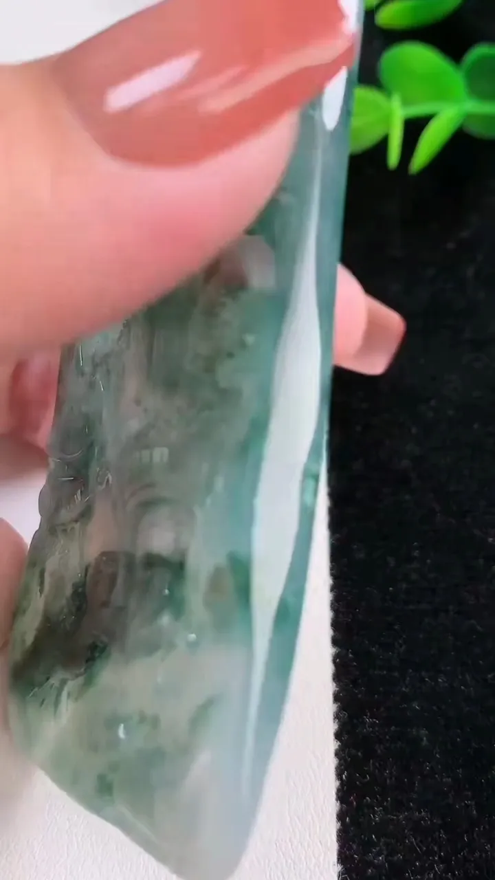 天然A货翡翠吊坠，尺寸77.8-49-7重:71.03g
12月17日