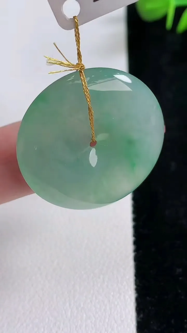 天然A货翡翠平安扣吊坠，尺寸28.7-5.5，重量:9.29g
12月17日