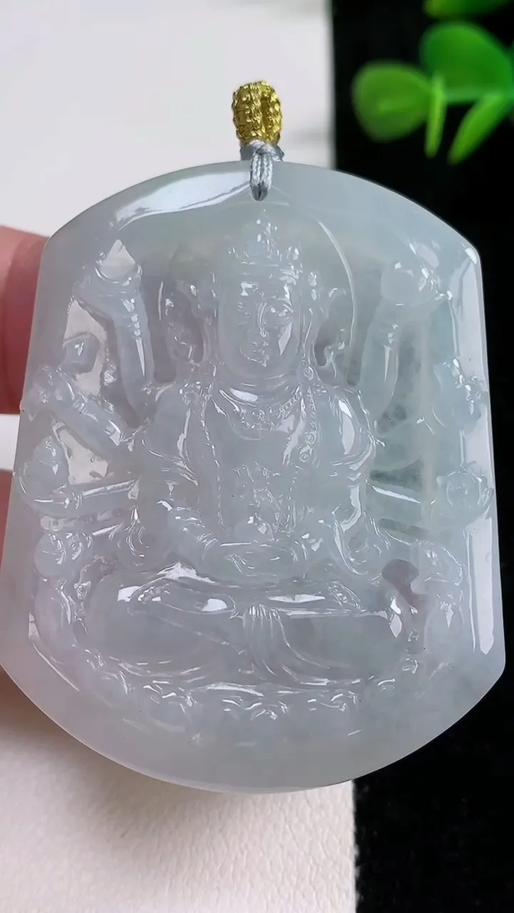 天然A货翡翠千手观音吊坠，尺寸52.3-42-5.5，重量:29.06g
12月17日