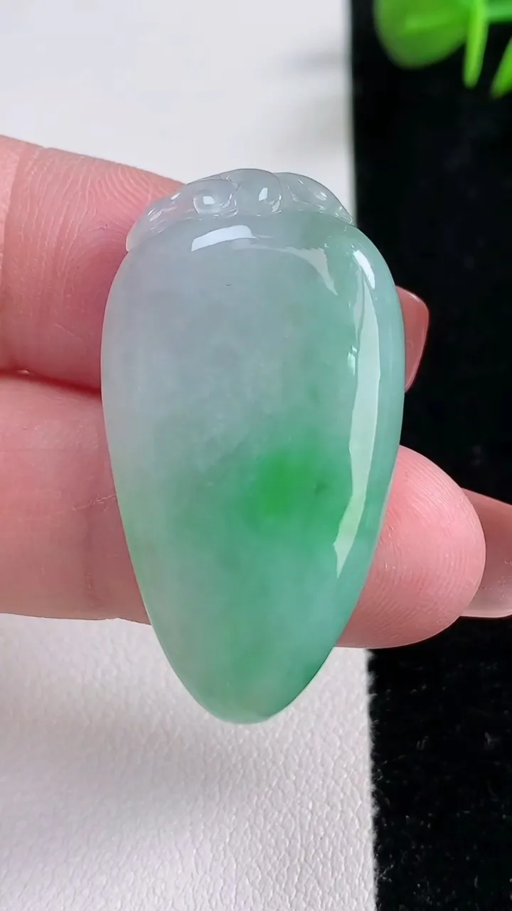 天然A货翡翠福瓜吊坠，尺寸37.7-21-6.5，重量:10.51g
12月17日