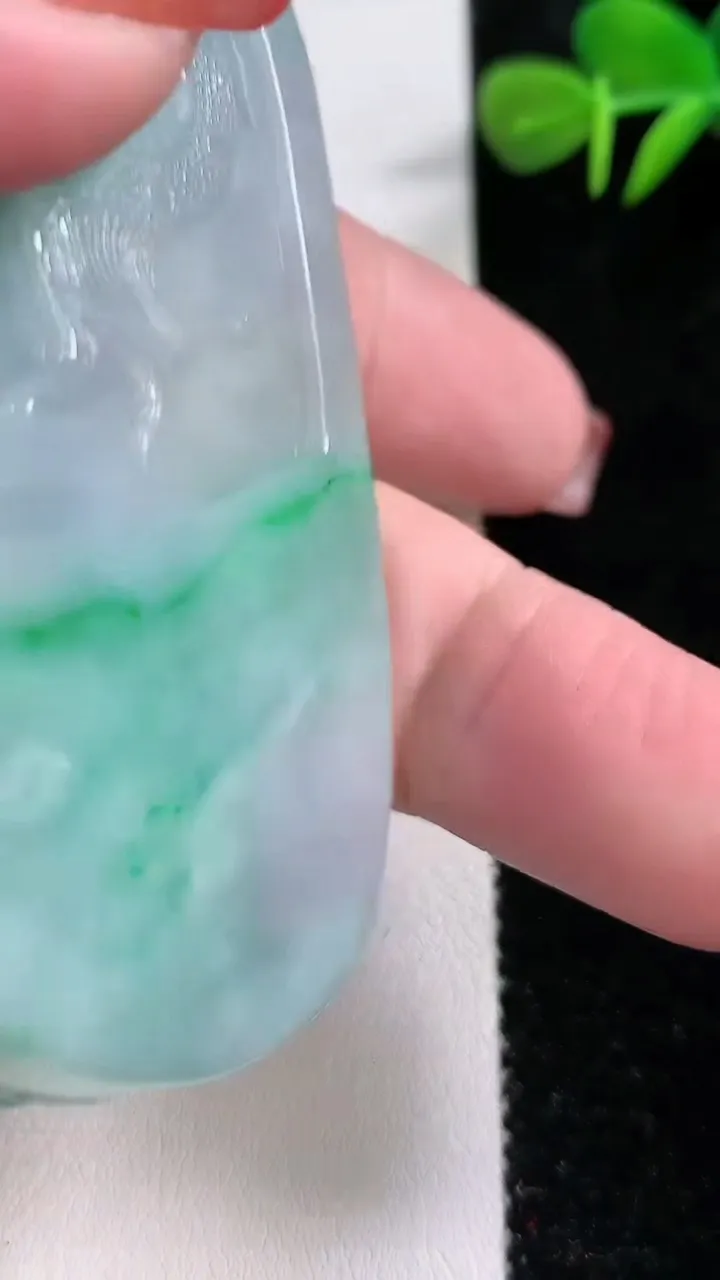 天然A货翡翠龙牌吊坠，尺寸73.5-44-15，重:77.16g
12月17日