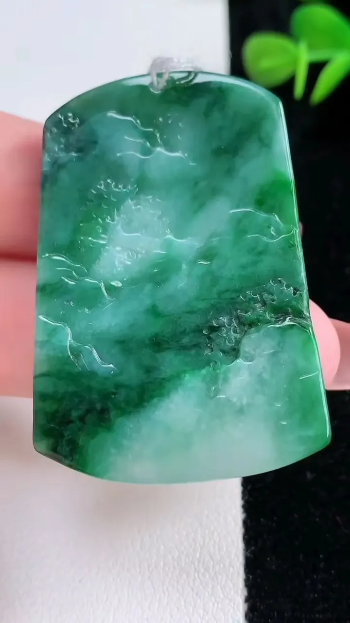 天然A货翡翠山水牌吊坠，尺寸49-35-5，重量:21.00g
12月17日