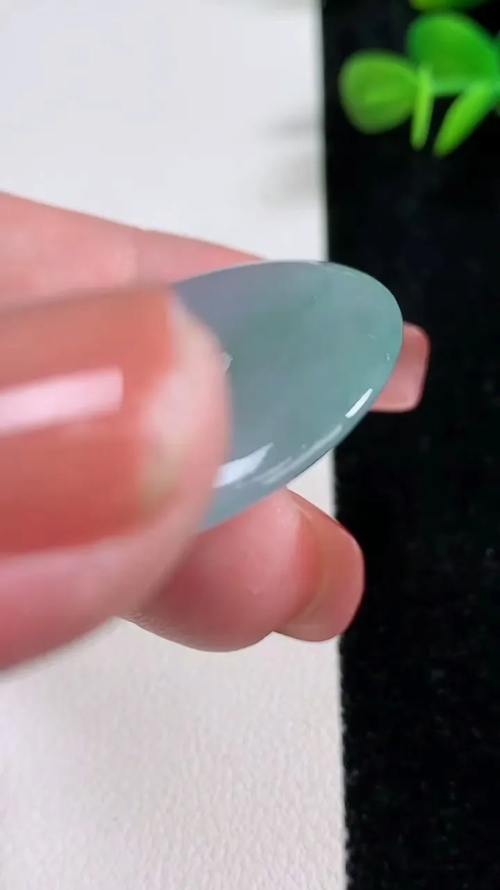 天然A货翡翠平安扣吊坠，尺寸37.8-5.6，重量:17.39g
12月17日