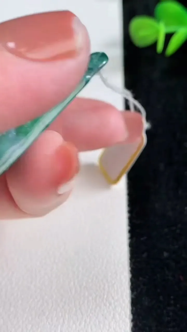 天然A货翡翠山水牌吊坠，尺寸49-35-5，重量:21.00g
12月17日