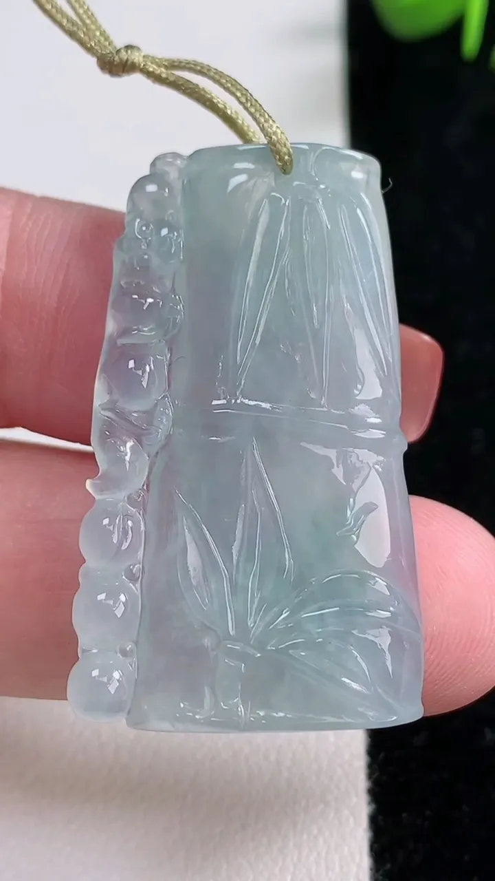 天然A货翡翠冰种飘花节节高升 竹节吊坠，尺寸38-23.2-4.2，重量:8.03g
12月17日