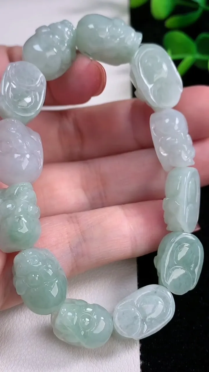 天然A货翡翠貔貅手串，尺寸17.4-11.4-7.2-12颗，重量:41.07g12月17日
工厂直销收藏佳品,种好水足，色泽均匀，有种有色，上手高大气！