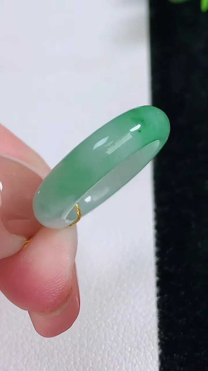 天然A货翡翠指环戒指，尺寸16.6-5.4-4，重量:4.06g2025年12月17日
工厂直销收藏佳品,种好水足，色泽均匀，有种有色，上手高大气！