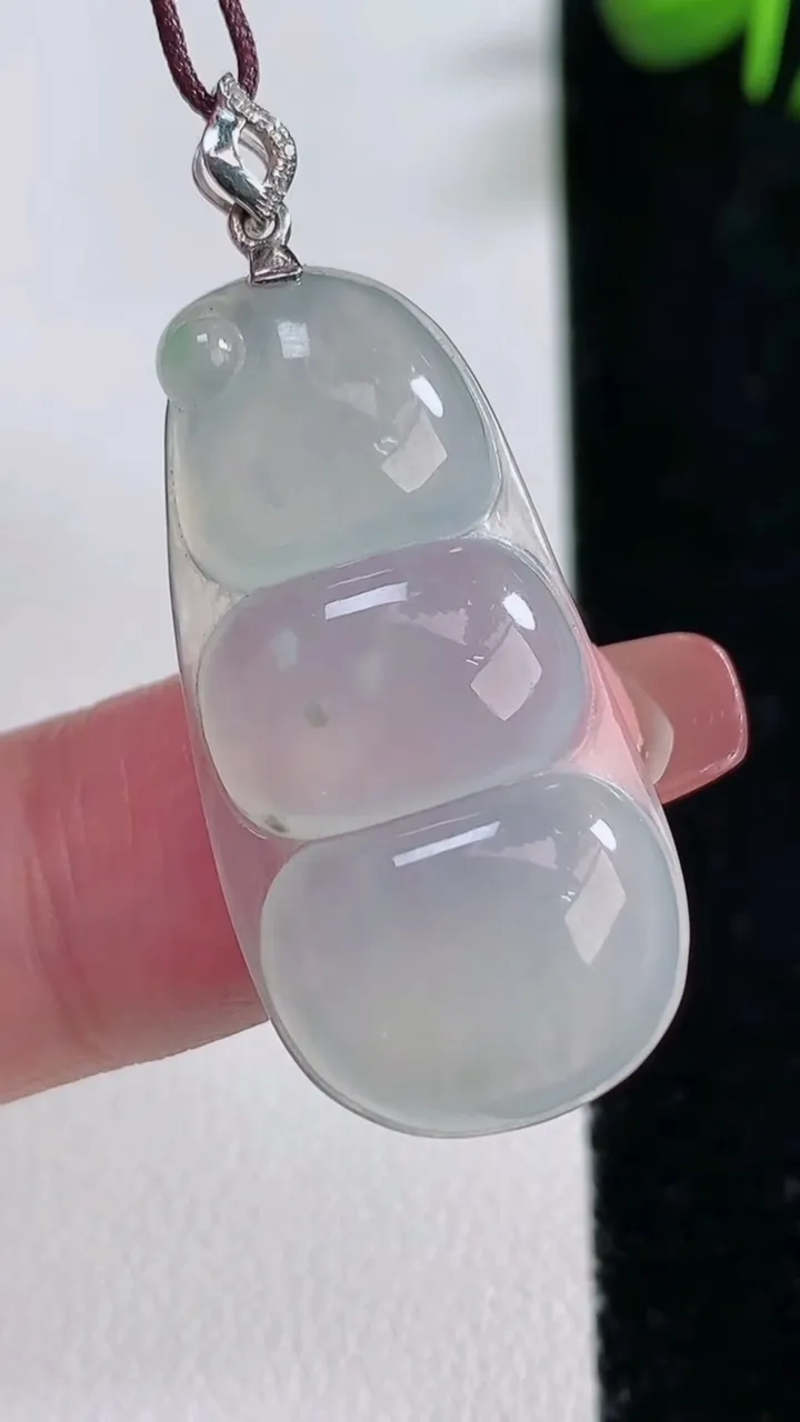 天然A货翡翠种白冰福豆吊坠，尺寸33.2-16.6-5.3，重量:6.02g
12月17日