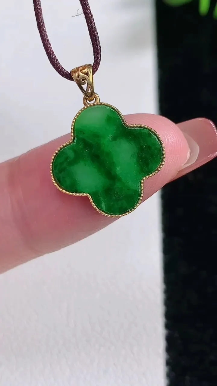 天然A货翡翠四叶草吊坠，尺寸19-15-1.7，重:0.90g
12月17日