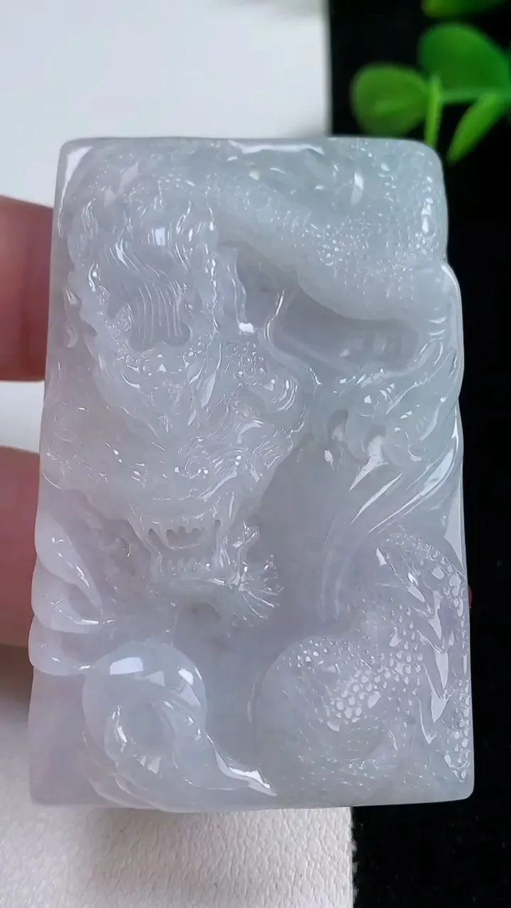 天然A货翡翠龙牌吊坠，尺寸60-37.4-6，重量:32.14g
12月17日