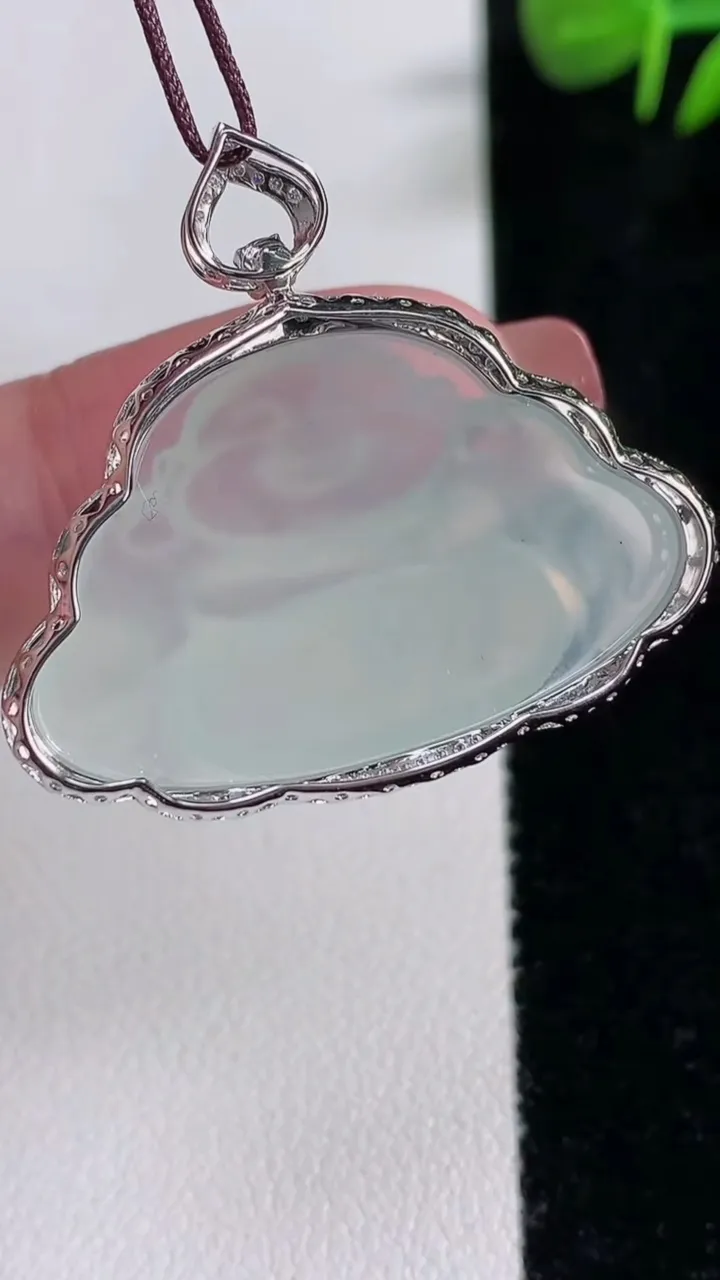 天然A货翡翠种白冰佛公吊坠，尺寸30.8-33.6-7.5，裸石19.5-31.2重量:6.05g
12月17日