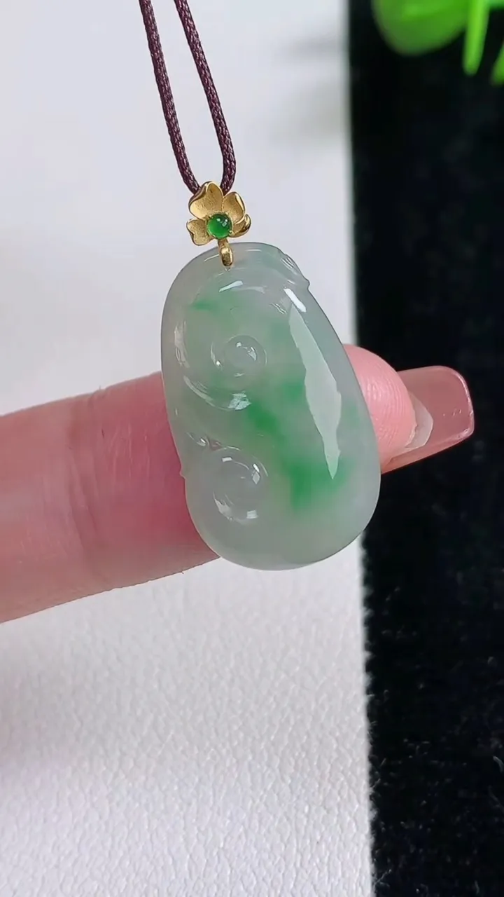 天然A货翡翠如意吊坠，尺寸22.3-13.7-3.1，重量:2.00g
12月17日